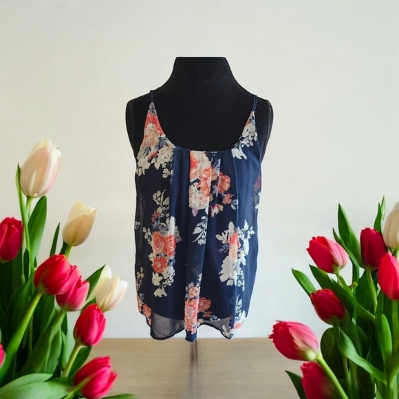 NWOT Stunning Sleeveless Blouse - Picture 1 of 4